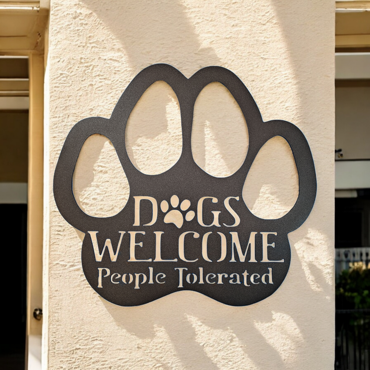 KIOZIY Targa In Latta Per Parete – Dogs Welcome People Tolerated, Dimensioni 10x40 Cm, Regalo Umoristico Per Amanti Dei Cani - 3